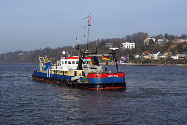 Das Wasserinjektionsgerät Maasmond auf der Elbe bei Blankenese