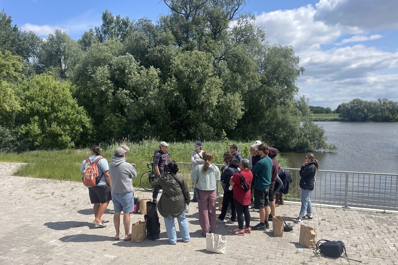 Eine internationale Gruppe am Ufer der Elbe