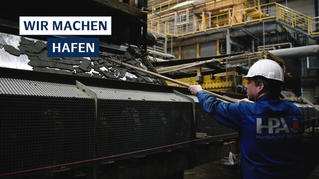 Ein Mitarbeiter der HPA mit Helm in einer Fabrik zur Behandlung von Hafenschlick