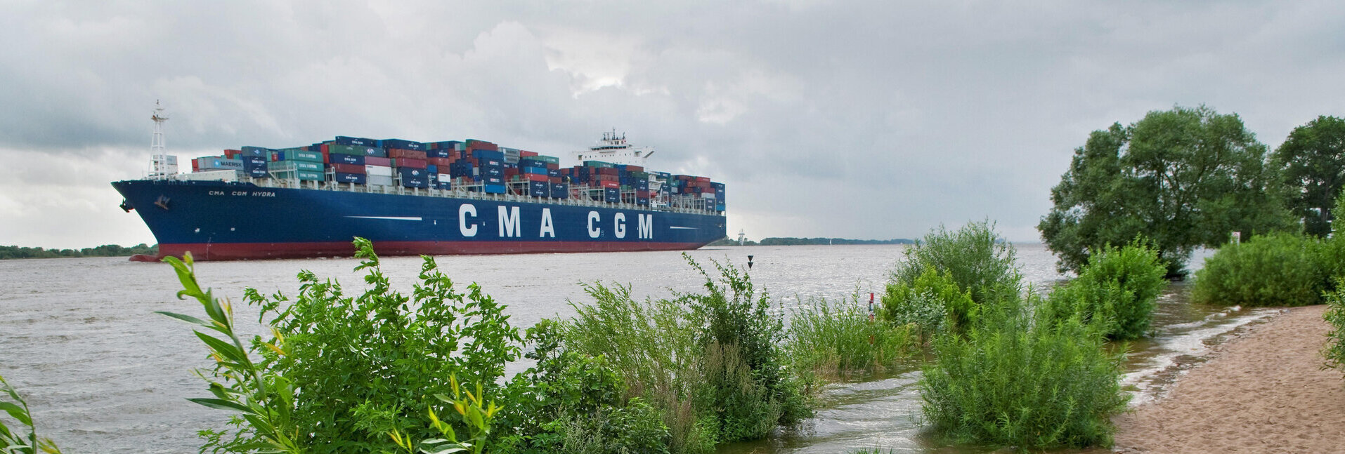 Ein großes Containerschiff auf dem Weg in den Hamburger Hafen.