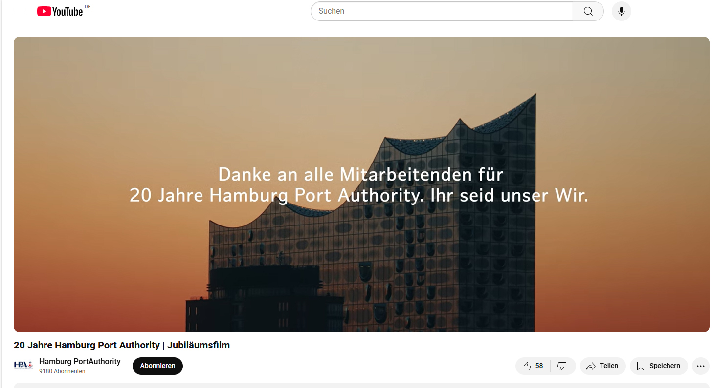 Ein Screenshot von einem YXouTube-Video welches die Elbphilharmonie vor einem rostroten Sonnenuntergang zeigt.
