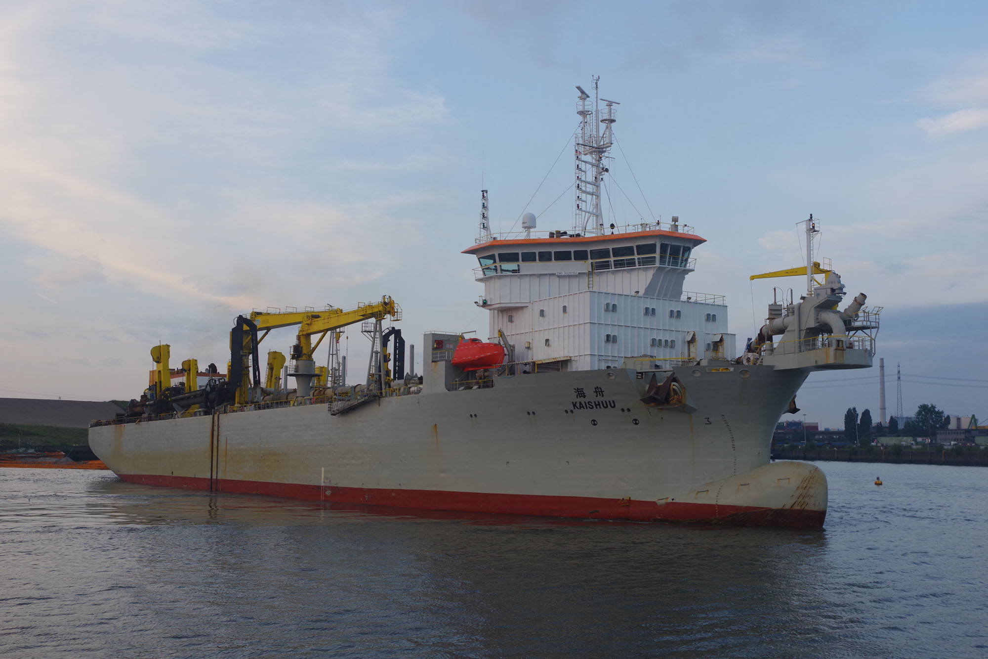Hopperbagger Kaishuu auf der Elbe in Hamburg 