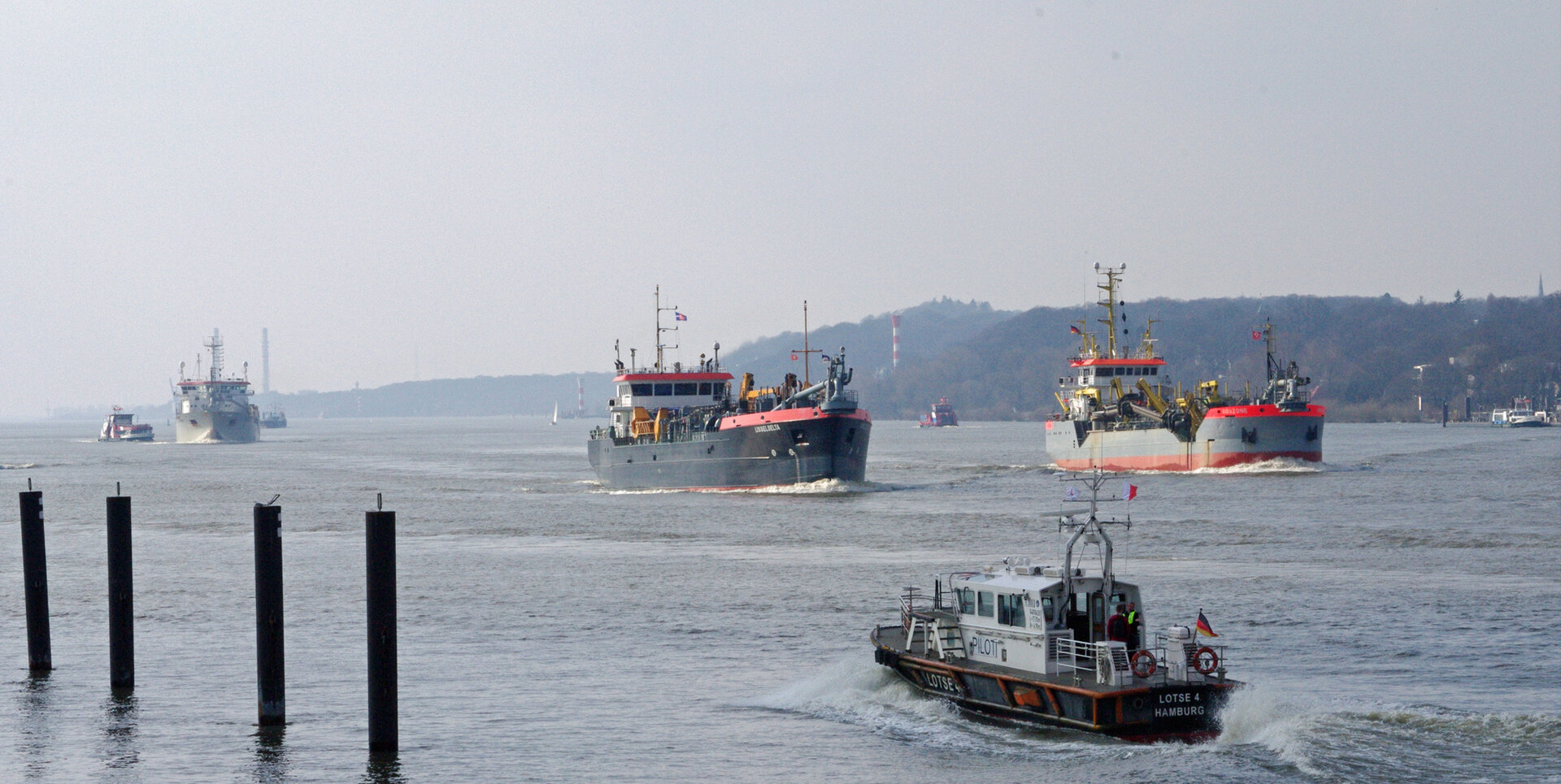 Baggerschiffe auf der Elbe